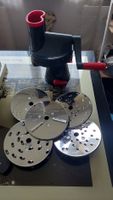 Küchenreibe mit 5 Einsätzen, rot/grau, guter Zustand