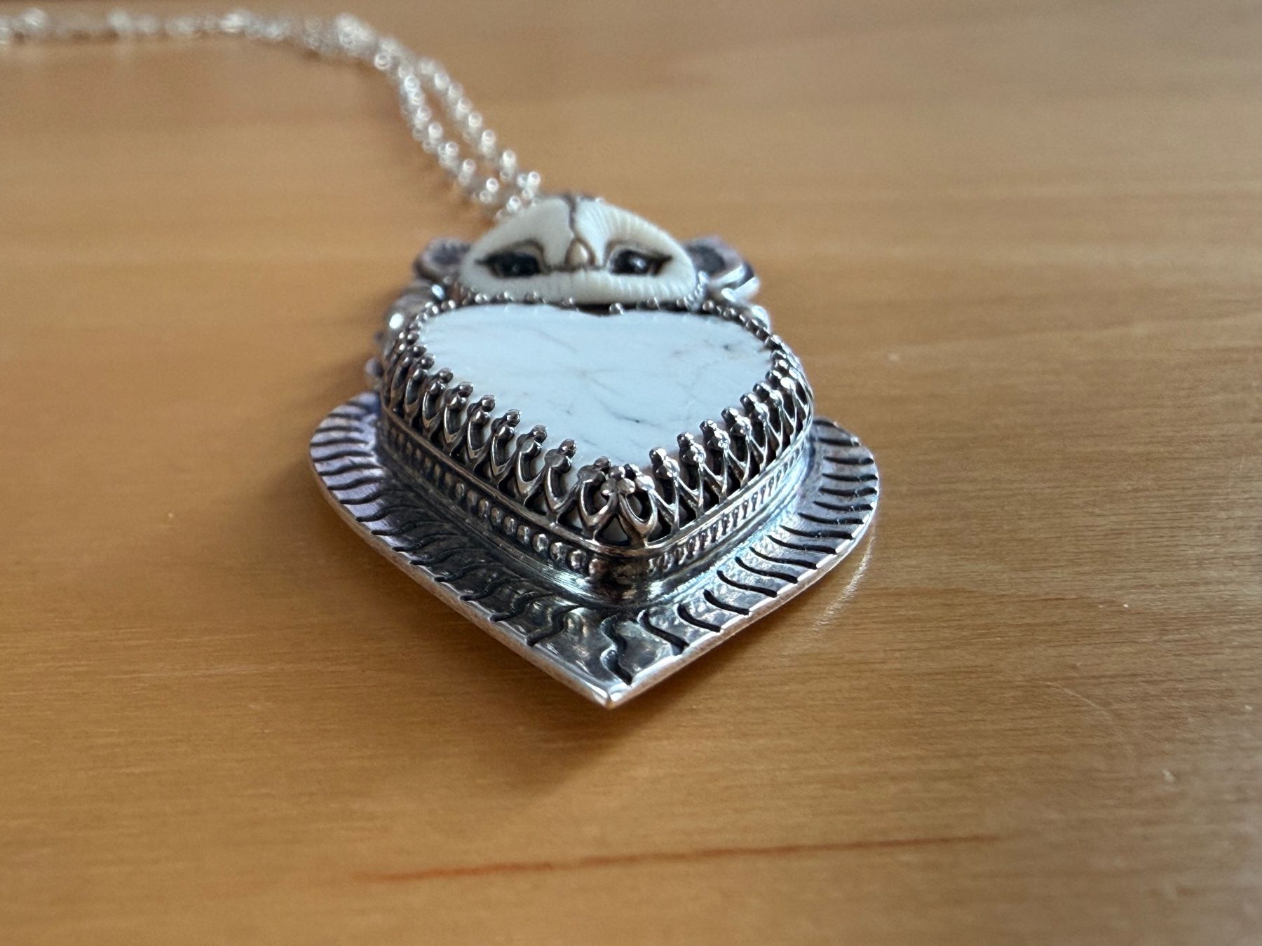 Catenine: Kette mit LAURA MEARS Eule und WHITE BUFFALO – Nuovo e nell'imballaggio originale da Frauenfeld venduto da Scleo 7