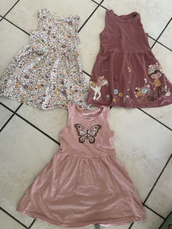 3 C&A Sommerkleider Gr. 104 mit Motiven 