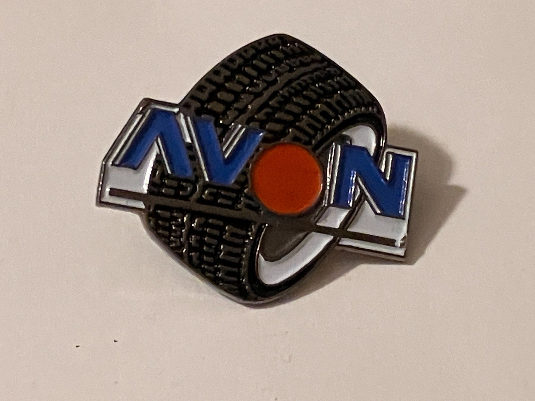 Placchette & Badge: 1 Pin Avon Reifen – Usato da Basel venduto da djwwpp