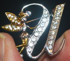 Brosche C-731 – Buchstaben U mit Elfe – Strass -3,5 x 3,7 cm