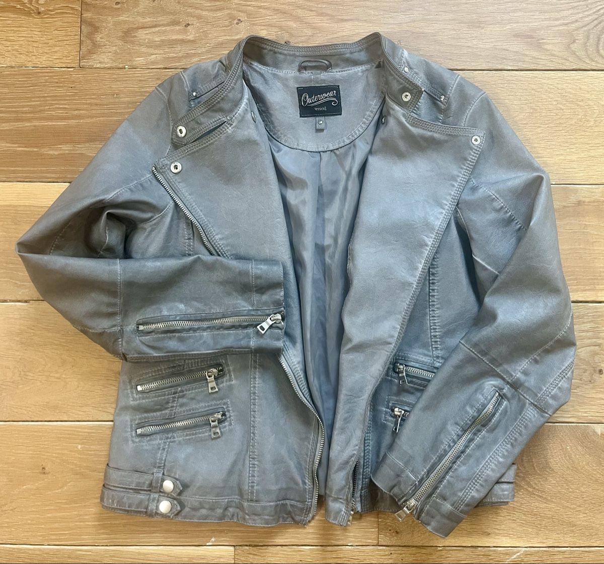 C&A Giacche: Schöne graue Jacke im Lederlook, Gr. 42 – Usato da Weiach venduto da Meine-kleine-Welt 1