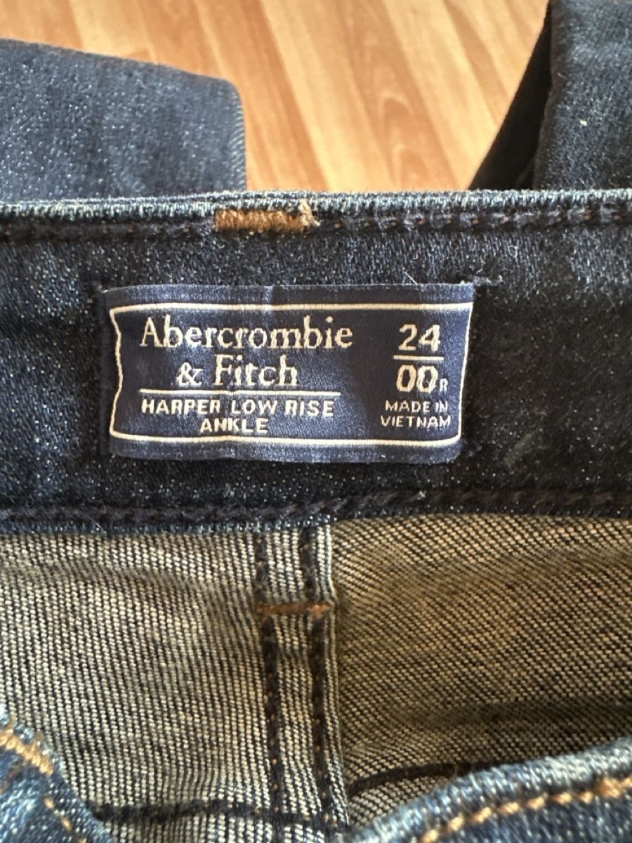 Abercrombie Pantaloni: Abercrombie Jeans, Gr. 24, einf. Bundweite 31 cm – Usato da St. Gallen venduto da mai_gd7k 2