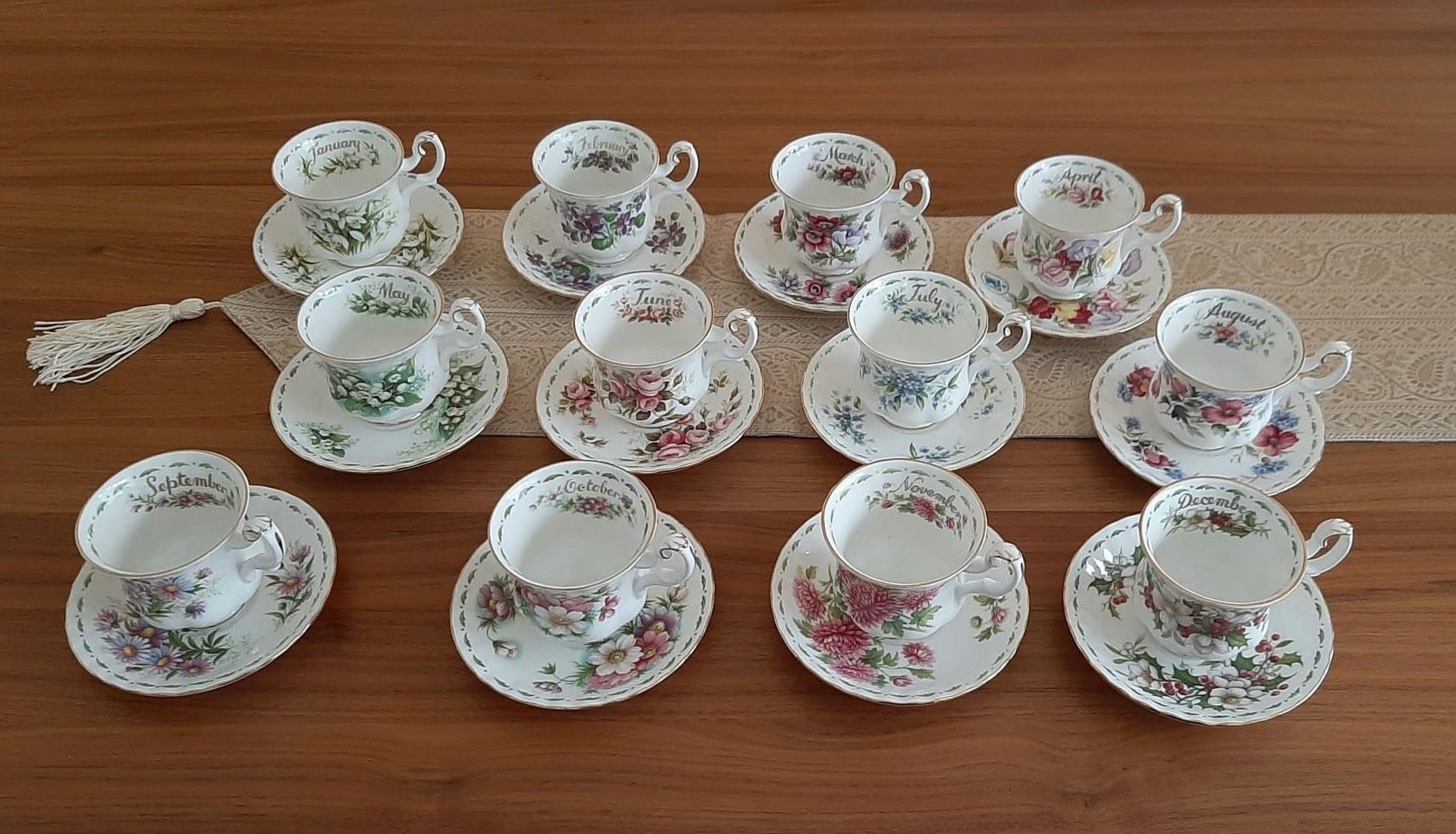 Royal Albert Set di piatti: Royal Albert: Tee/Kaffee 12er Set / Komplettservice – Nuovo (secondo la descrizione) da Zürich venduto da bytsan