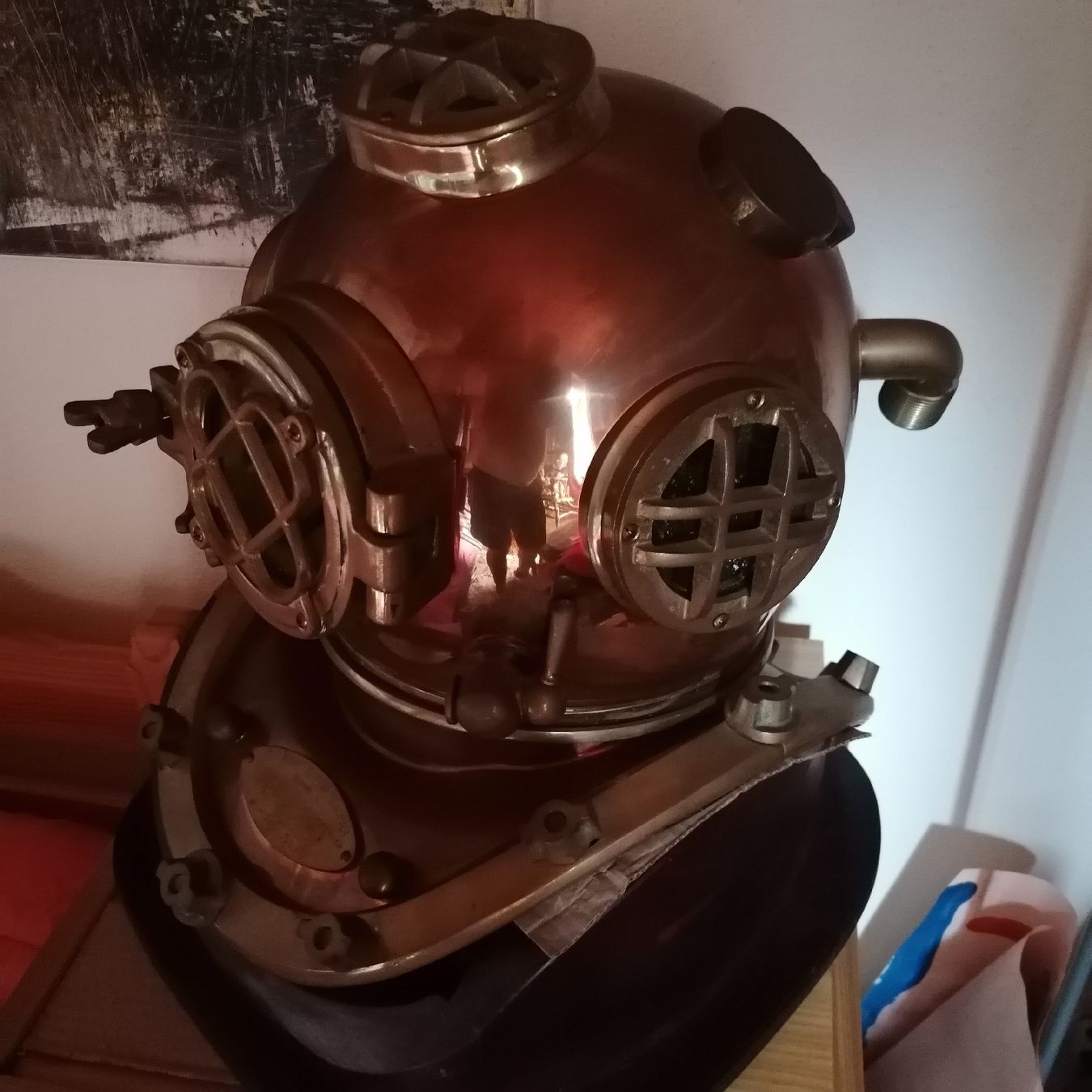 Tutte le decorazioni: Elmo da palombaro vintage con base in legno. – Usato da Mendrisio venduto da Accamuta 1