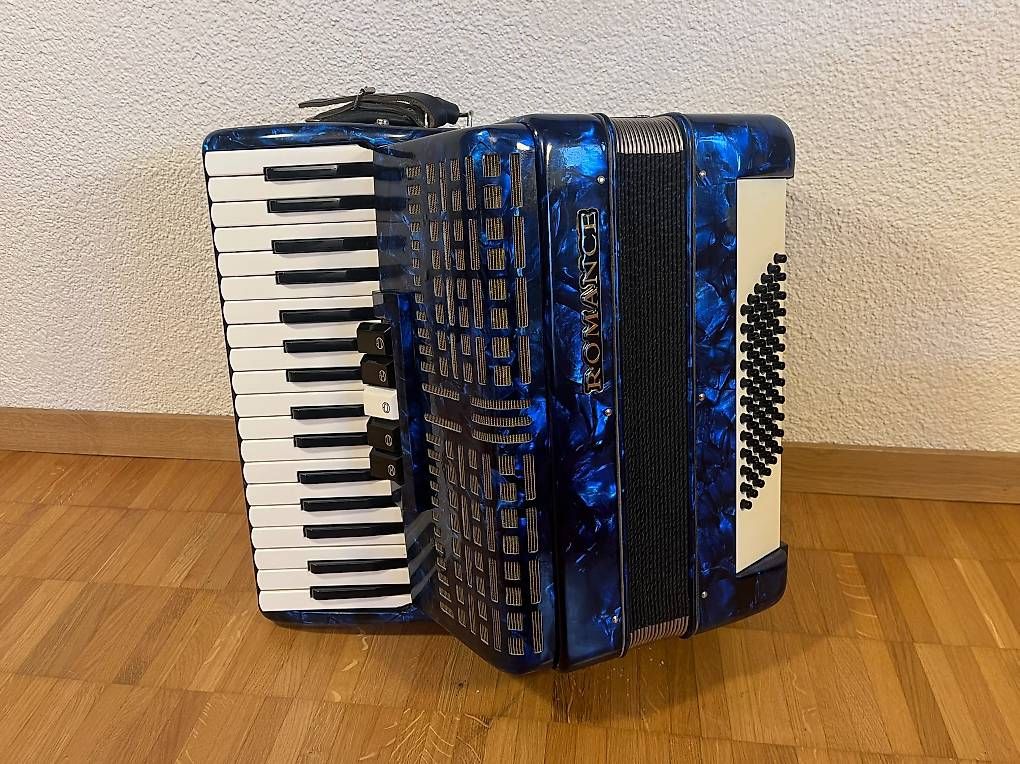 Musikinstrumente: Akkordeon Romance – Gebraucht aus Flims Waldhaus von Aufbauhaus 1
