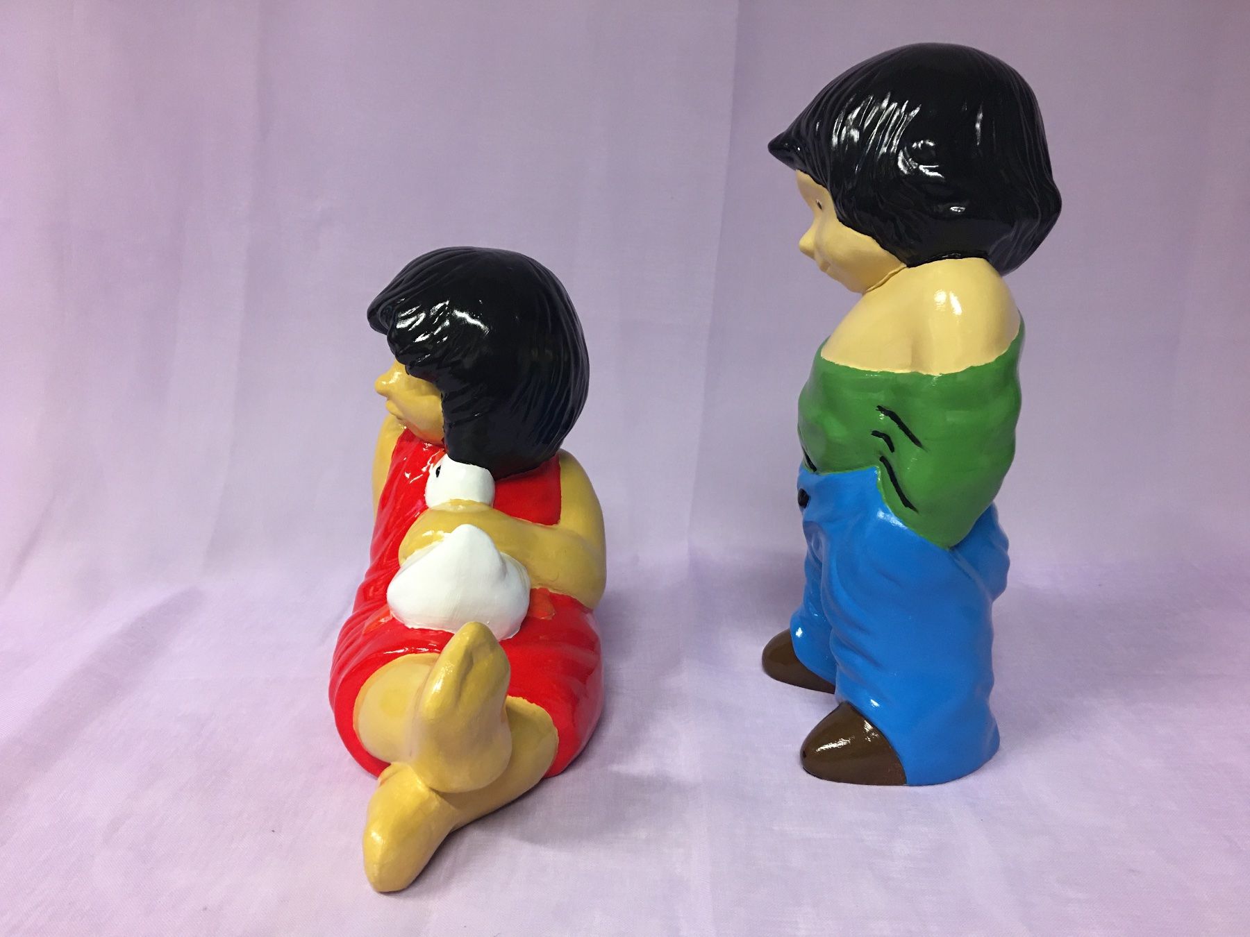 Figuren: 2 bunte Keramik Kinderfiguren Deko Figuren . – Neu (gemäss Beschreibung) aus Olten von ELHANDEL 2