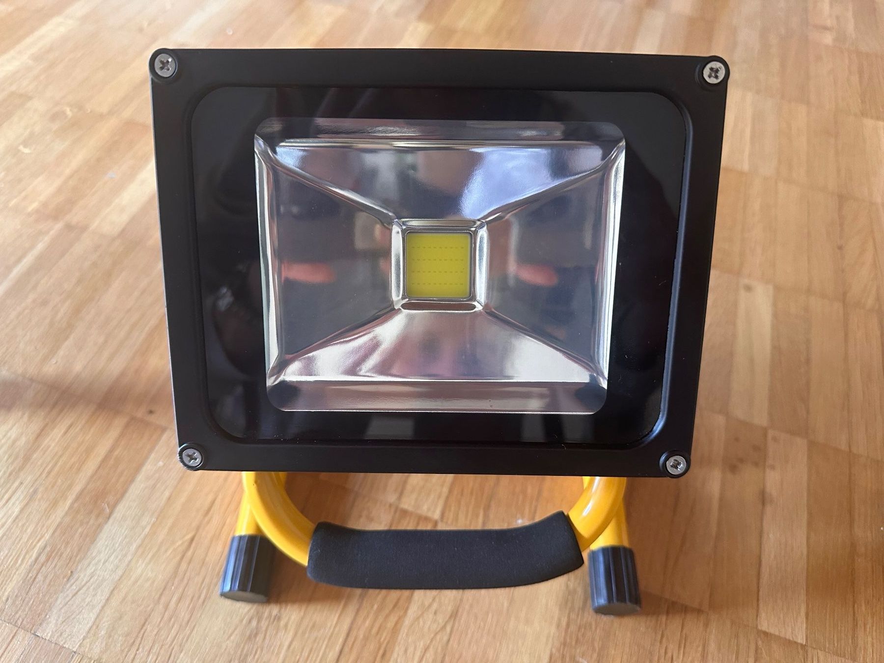 Scheinwerfer: Brandson Baustrahler mit Akku, 20W LED – Gebraucht aus Zürich von irina1994