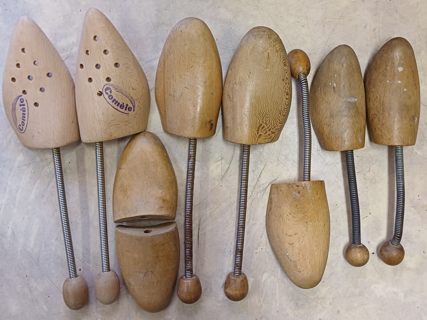 Tutti gli attrezzi: verschiedene Schuhspanner aus Holz – Usato da Merenschwand venduto da Brockinell
