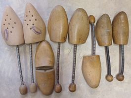 verschiedene Schuhspanner aus Holz