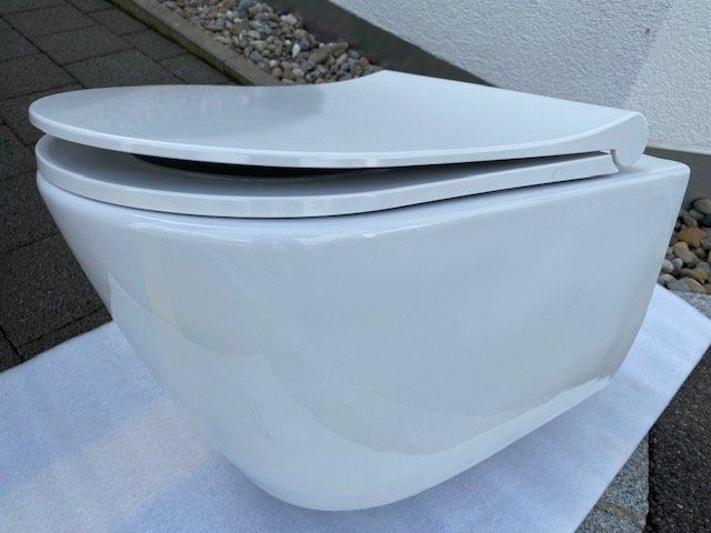 WC: Dusch WC Neuwertig kaltwasser oder warmwasseranschluss. – Usato da Niederhasli venduto da Tigerproduct 2