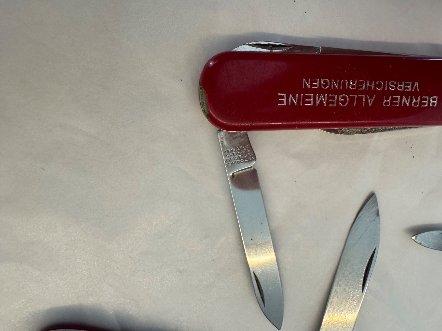 Victorinox Coltelli tascabile: 3 Victorinox Taschenmesser / Werbemesser – Usato da Kestenholz venduto da Sackmesser67 3
