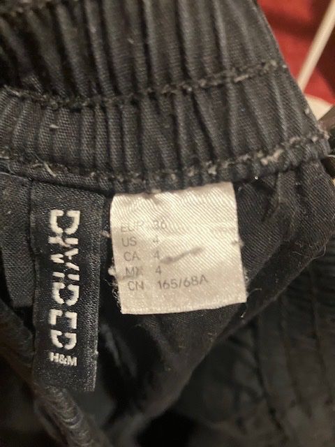 H&M Pantaloni: schwarze Stoffhose von divided (Gr. 36) – Usato da Aathal-Seegräben venduto da daso03 2