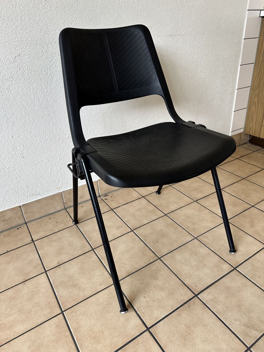 Stühle: 8 Stühle – Gebraucht aus Basel von MaschinenSchweiz