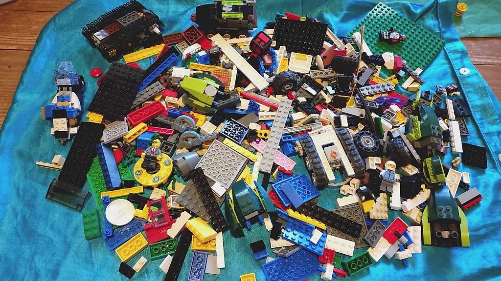 Lego Kit di costruzioni: Lego Classic-Basic-Figuren Kiloware gemischt 1,2kg – Usato da Schwarzenbach(Huttwil) venduto da Padielito