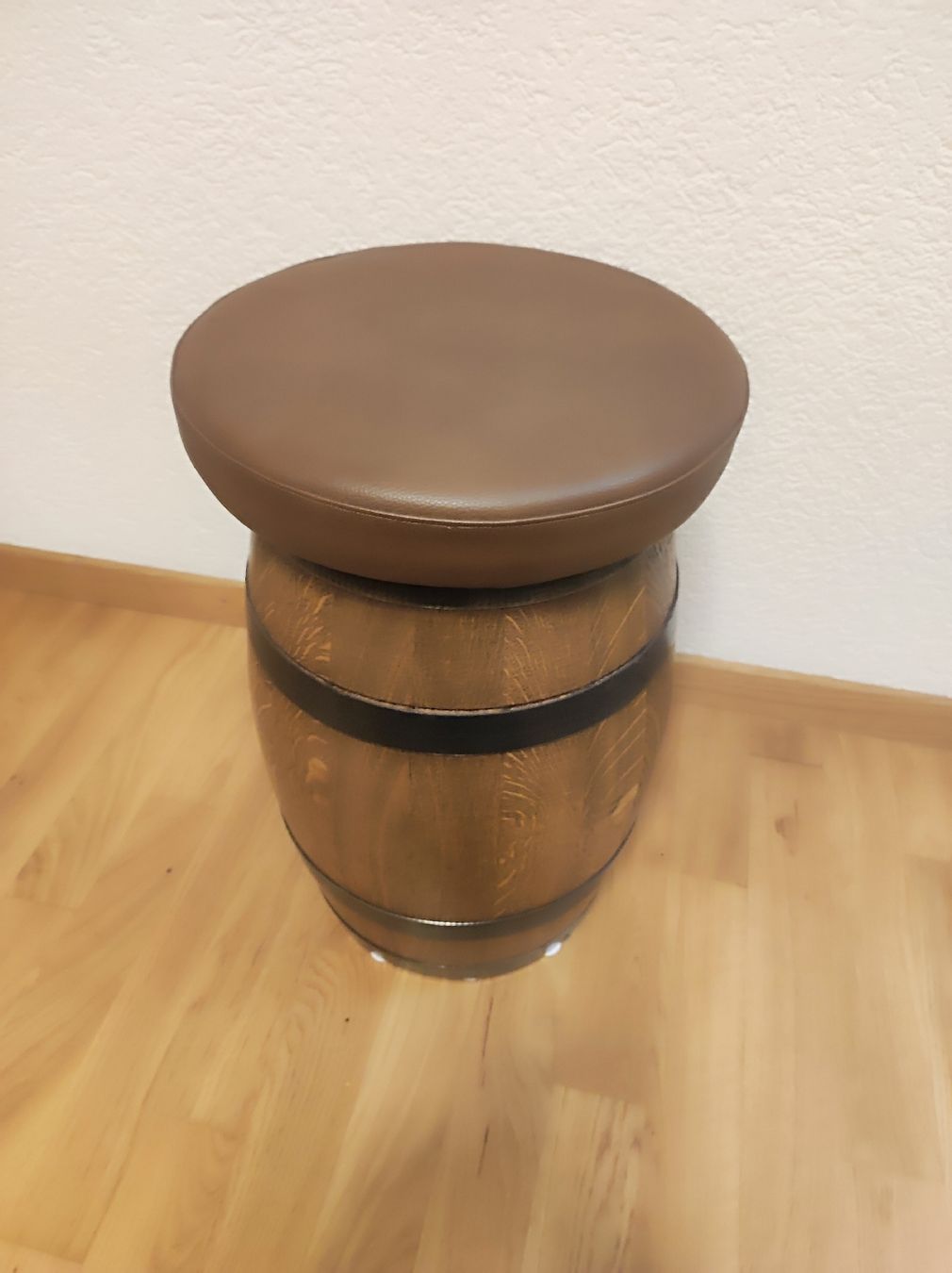 Set di tavolo e panche: Weinfass Tisch mit 2 Barhocker Rustikal – Usato da Watt venduto da MG_Products 1