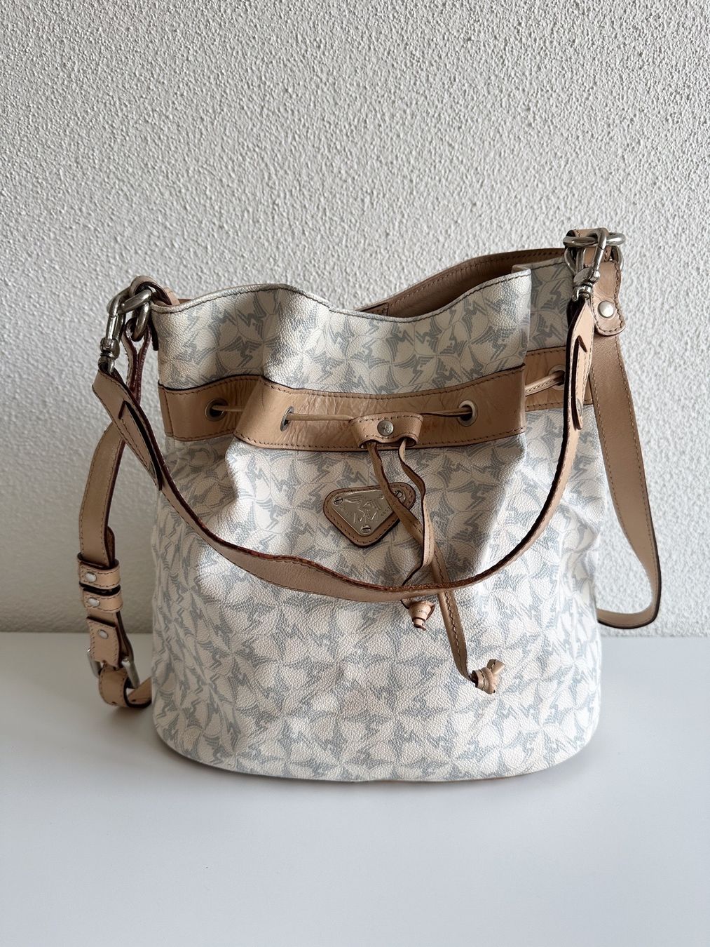 Maison Mollerus Taschen für Damen: Maison Mollerus Beuteltasche, weiss/blau mit silber – Gebraucht aus Dübendorf von 9320 1