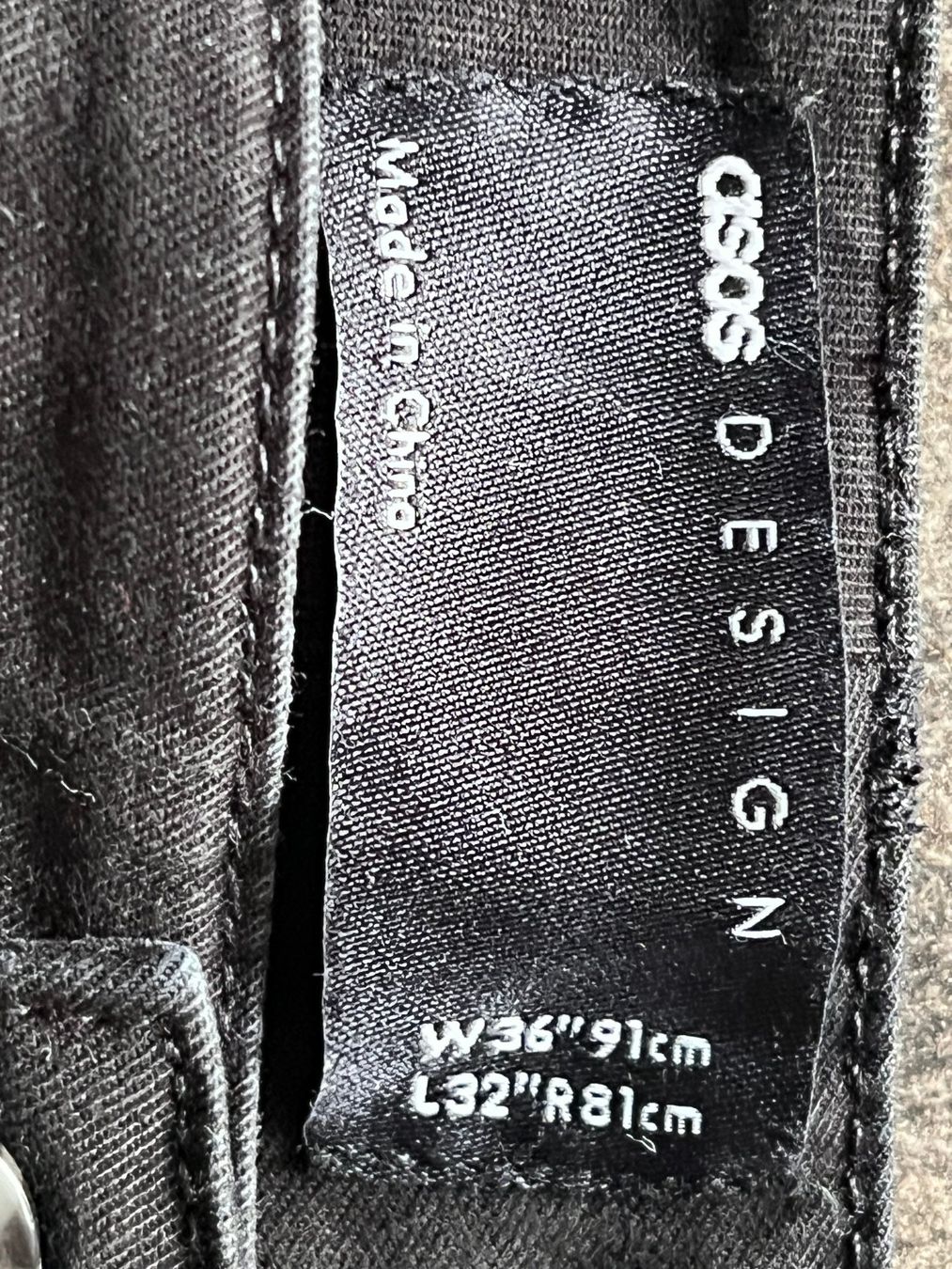 Asos Pantaloni: Cropped Cargo Hose von Asos – Usato da Strengelbach venduto da Lucaernest 1