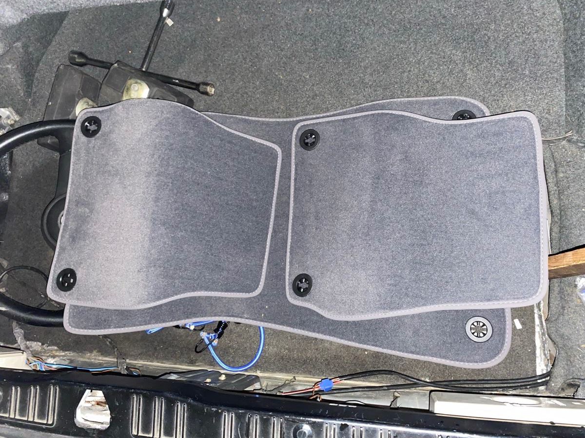 BMW Tappeti & Tappetini: FussraumTeppich BMW E30 CABRIO Velours grau NEUWARE! – Nuovo e nell'imballaggio originale da Winikon venduto da cabriofan01 4
