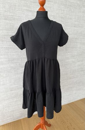Sommerliches, leichtes, schwarzes Kleid mit Volants