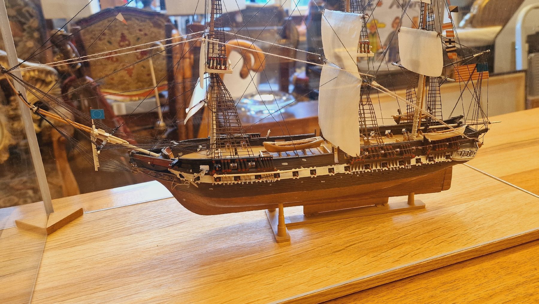 Modellbausätze & Standmodelle: Schiffsmodell USS Constitution, inkl. Vitrine – Gebraucht aus BERN von Intarsia 5