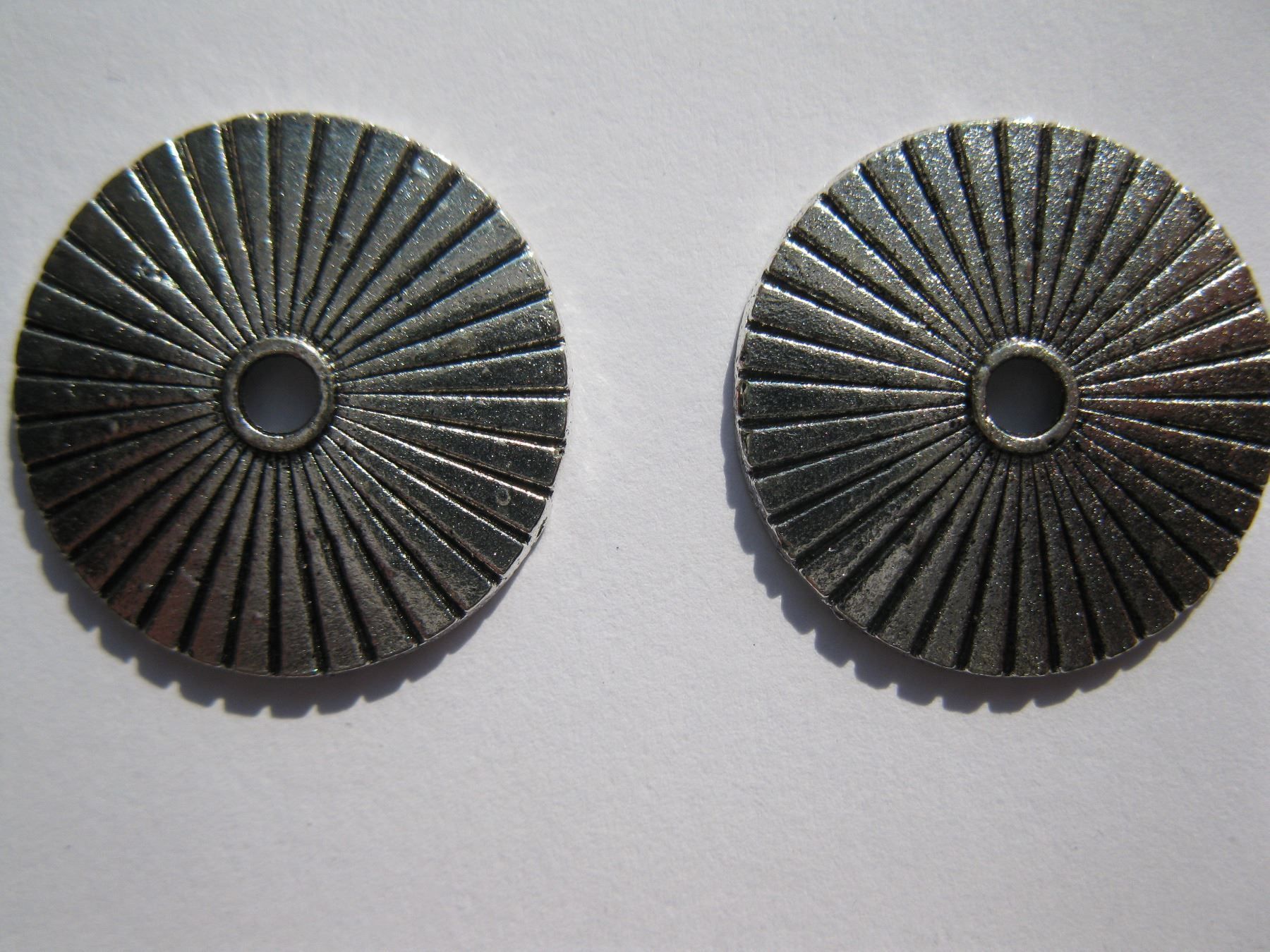 Perlen (unechte): 6 Metallperlen, Zwischenperle Scheibe, 19mm – Neu und originalverpackt aus St. Margarethen TG von LuanaKa