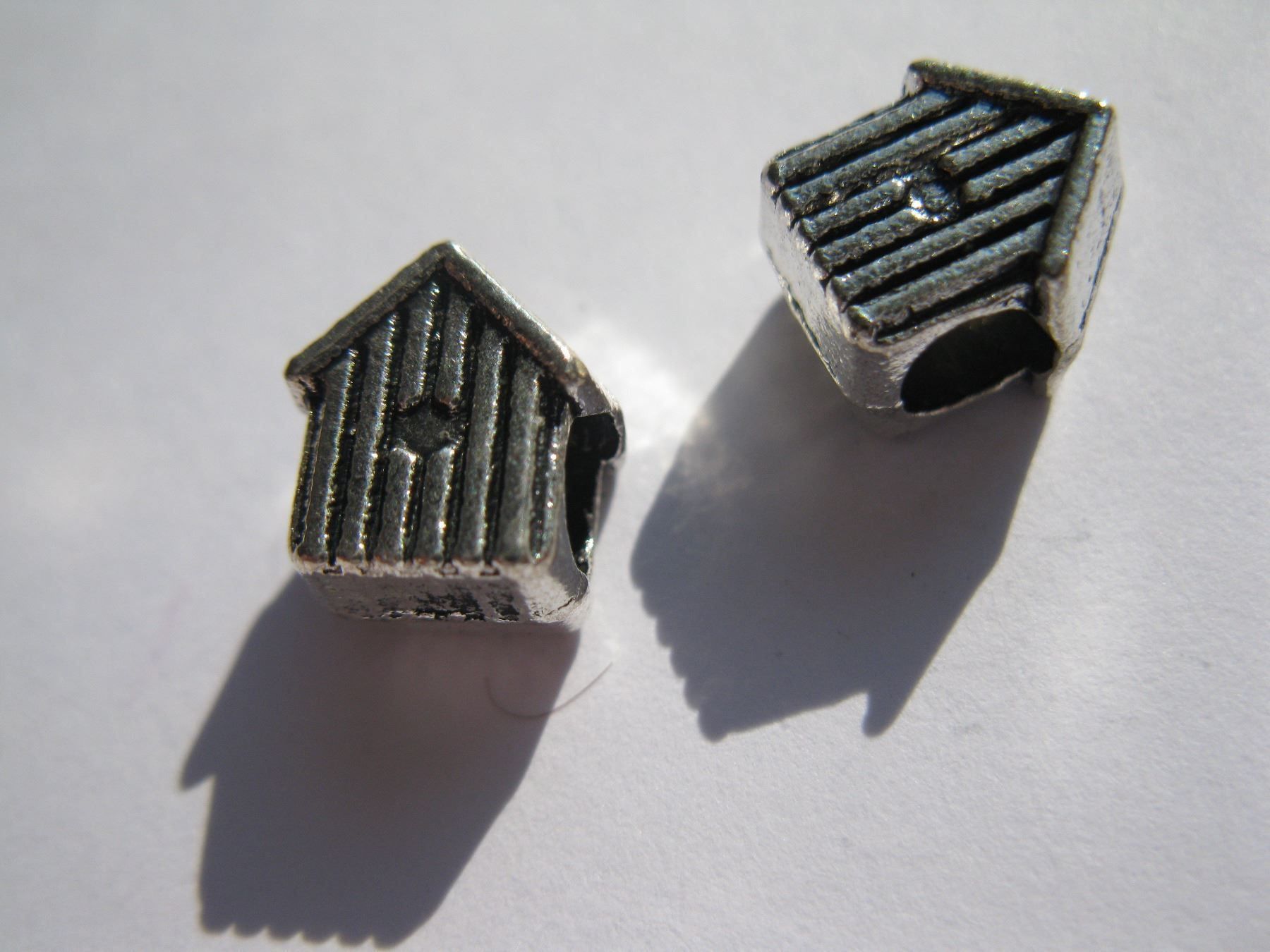 Perlen (unechte): 3 Grosslochperlen, Beads, Metallperlen Haus – Neu und originalverpackt aus St. Margarethen TG von LuanaKa