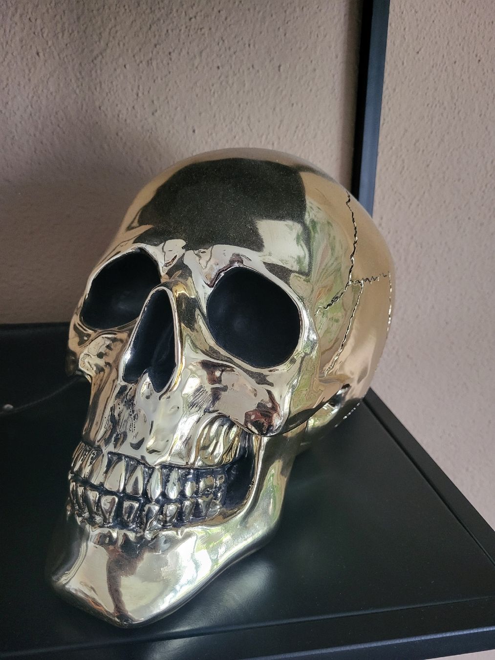 Maisons du monde Tutte le decorazioni: Goldfarbiger Totenkopf Deko – Usato da Effretikon venduto da Nessy16
