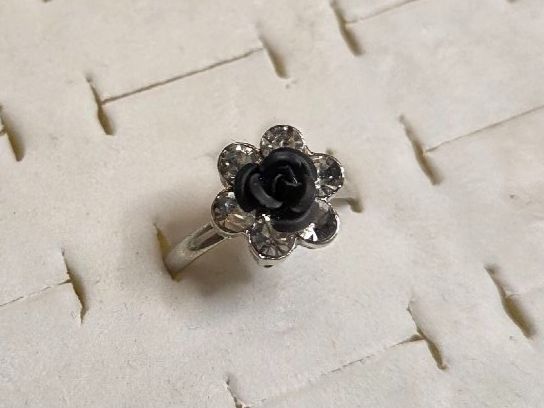 Ringe: Bague Argentée Fleur Noire Strass ajustable – Neu (gemäss Beschreibung) aus Territet von Cenh