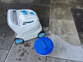 Diverses Zubehör für Pool mit Poolsaugroboter