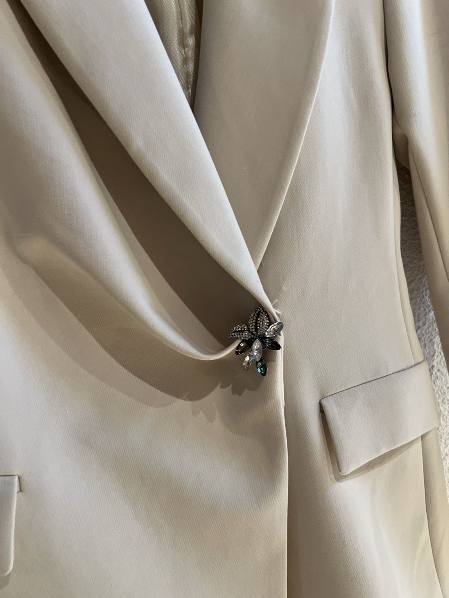 Zara Completi & Tailleur: Blazer Zara beige Grösse S mit Brosche  – Usato da Altenrhein venduto da jus_mx89 1