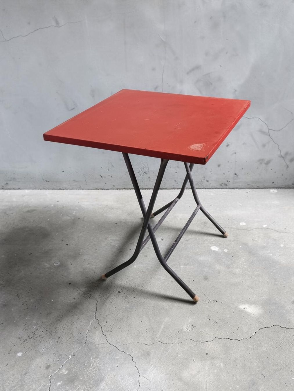 Tables: Tisch rot Metall klappbar gebraucht – D'occasion à Zürich par Pinogaudio 1