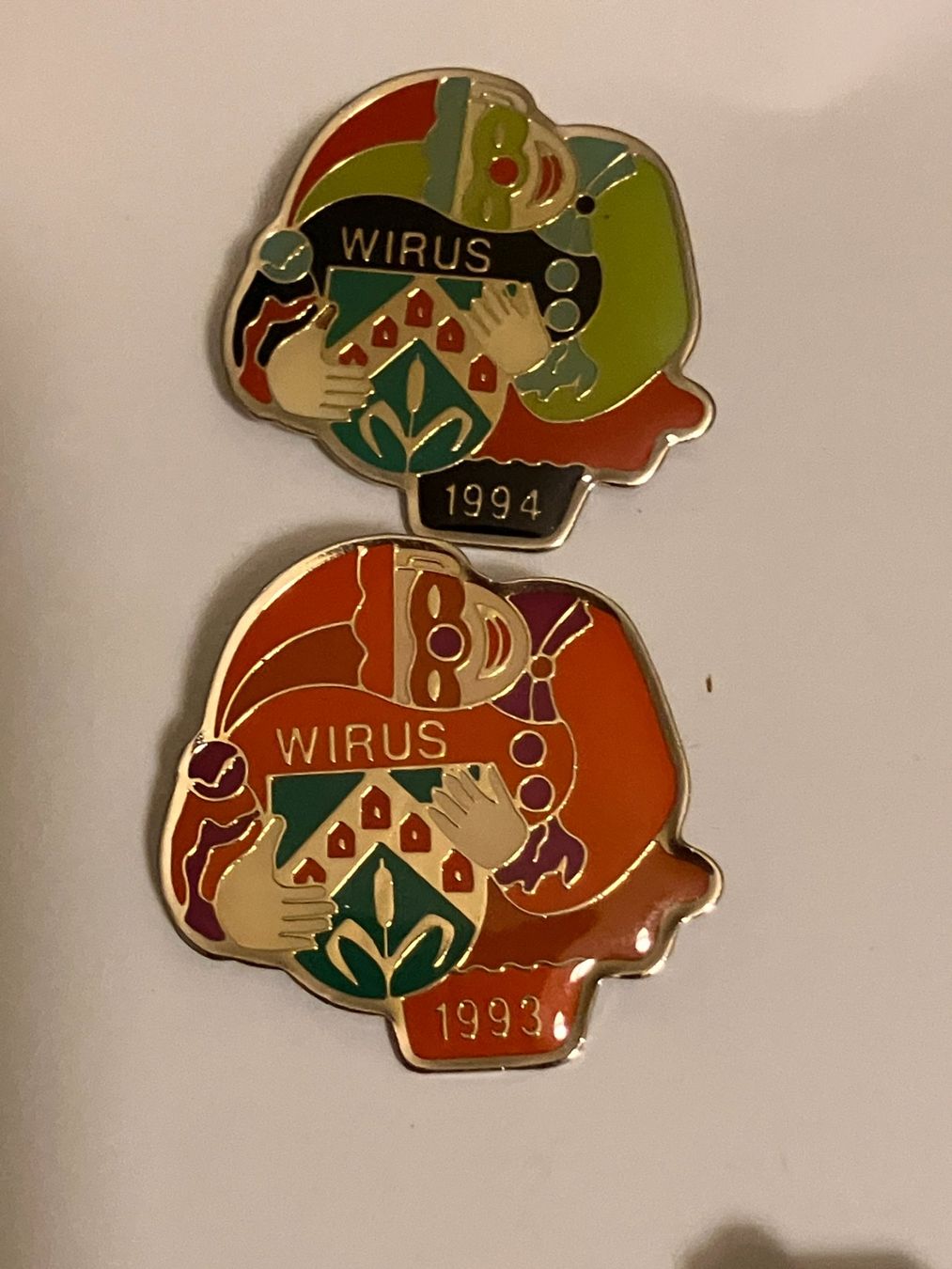 Placchette & Badge: 2 Pin Wirus 1993 /1994 – Usato da Basel venduto da djwwpp