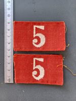 2 Achselnummern 1898, weisse 5 auf rotem Grund