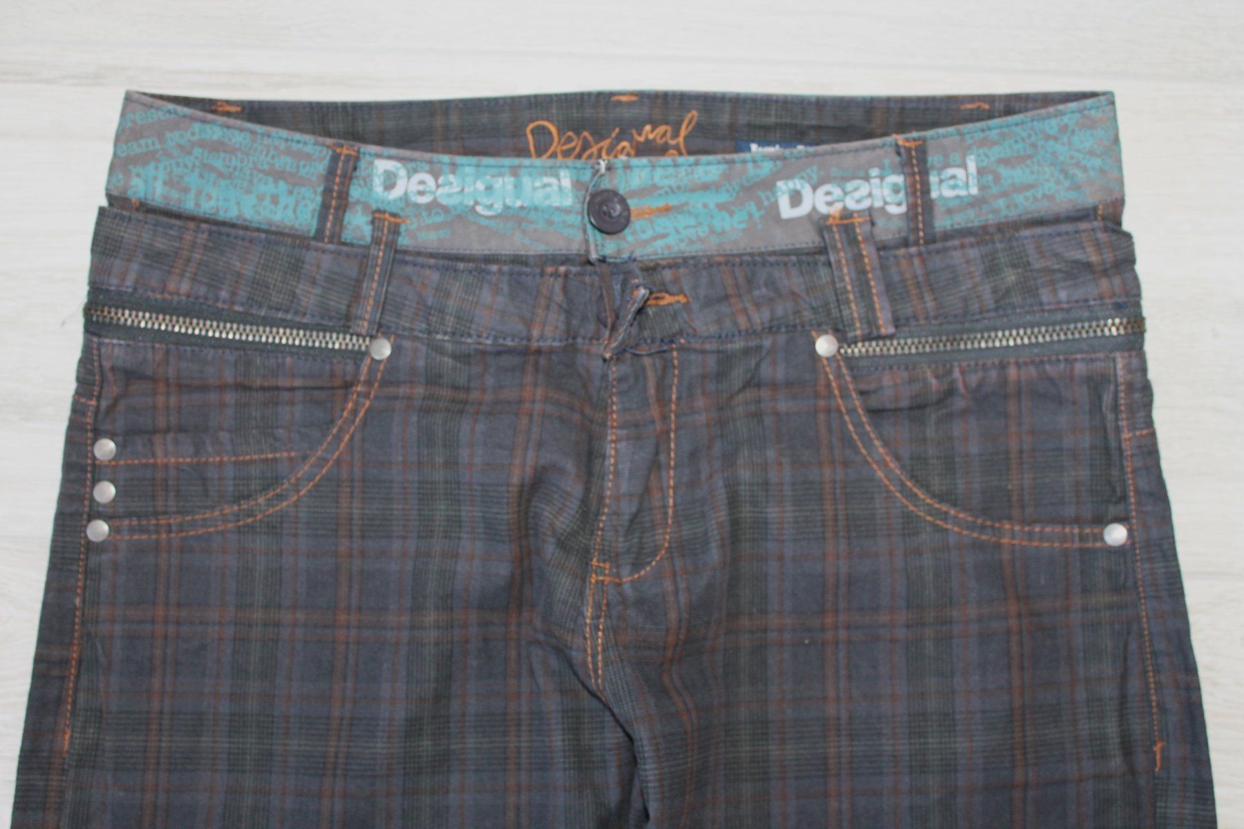 Desigual Pantaloni: Pantalon DESIGUAL taille 42 – Usato da Chez-le-Bart venduto da jasse