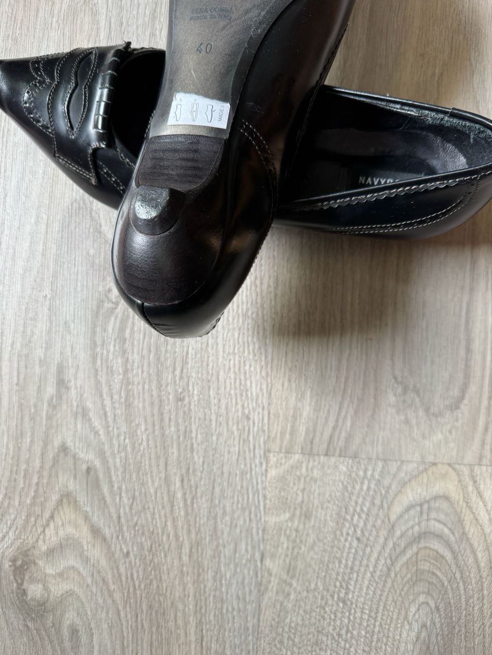 Navyboot Scarpe da donna: Schicke Navyboot Echtleder Pumps, schwarz, Grösse 40 – Usato da Oberweningen venduto da Achille.3 2