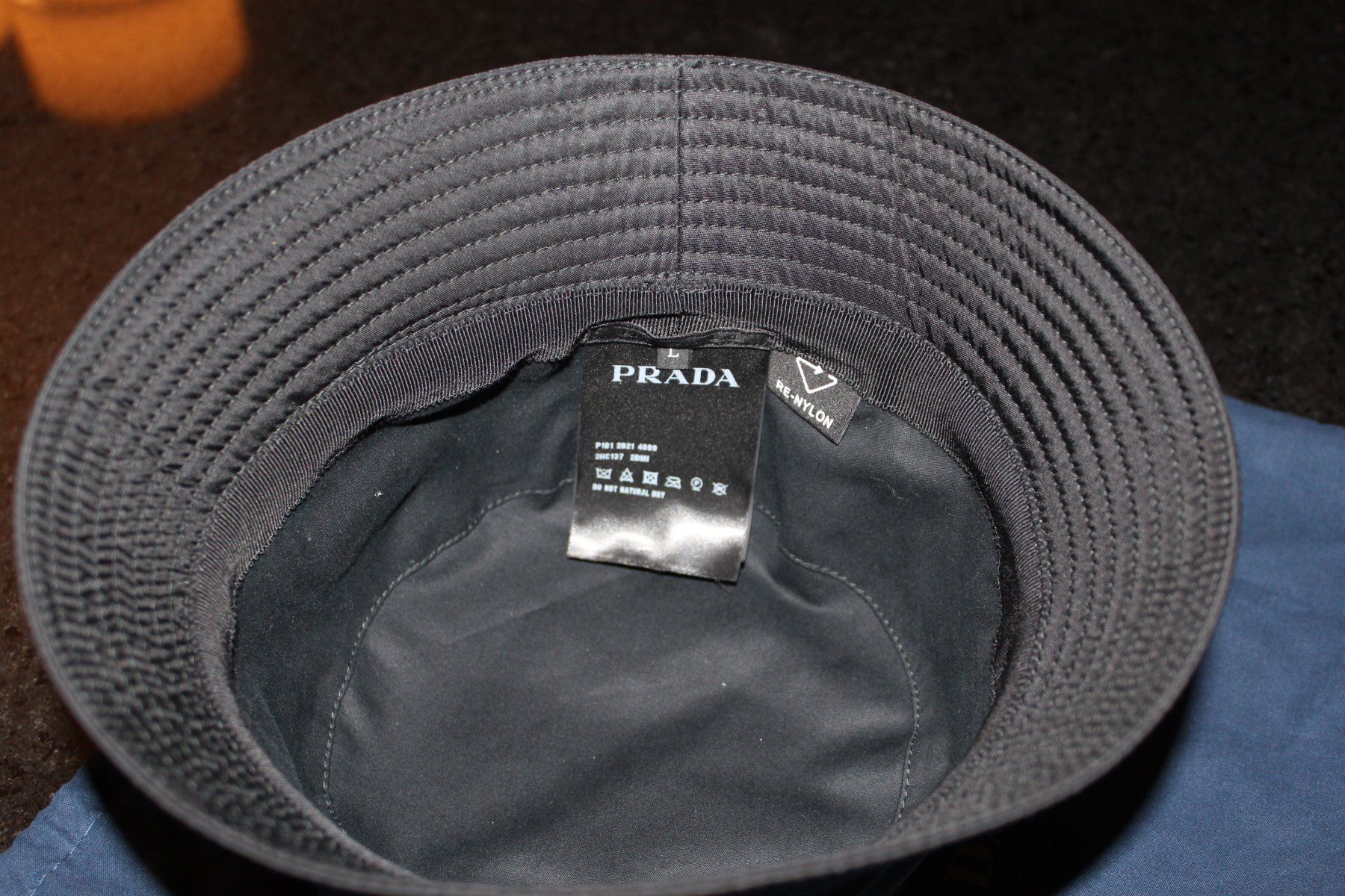 Prada Copricapi, berretti & cappellini: PRADA Re-Nylon bucket hat – Usato da Bülach venduto da Au80 3