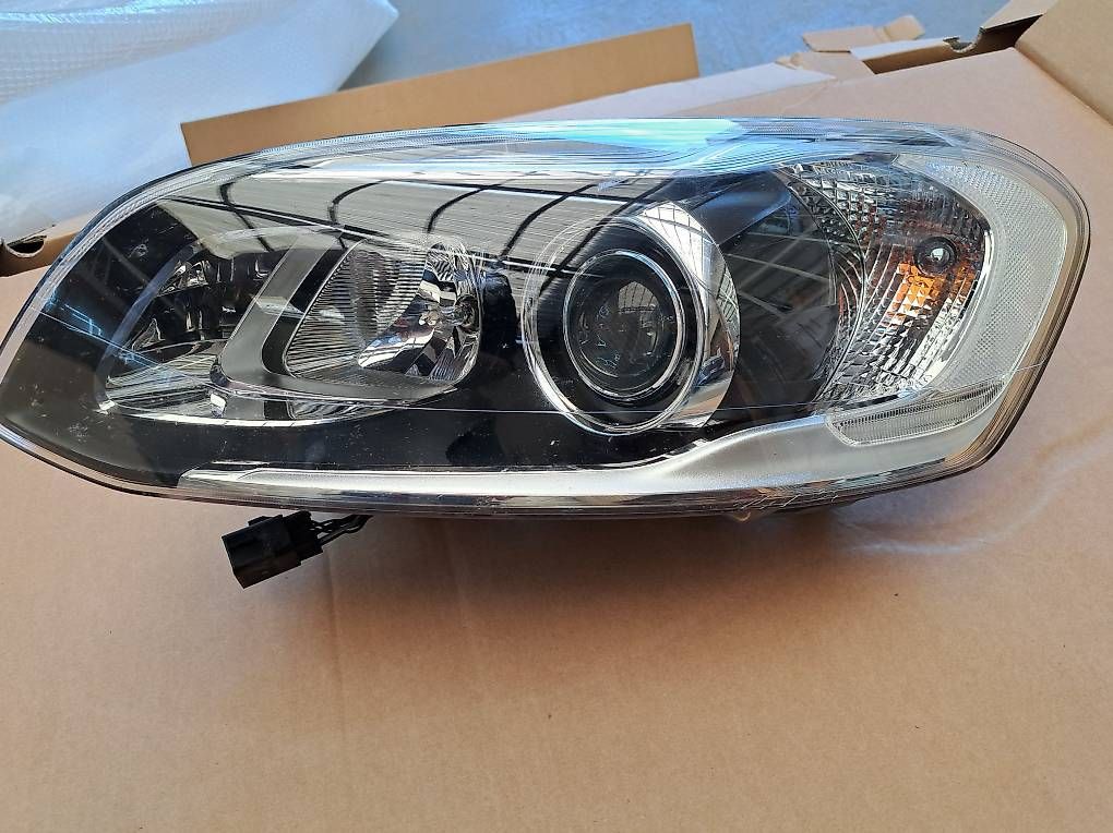 Scheinwerfer: Xenon Scheinwerfer links zu Volvo XC 60 – Gebraucht aus Wünnewil von Auto63
