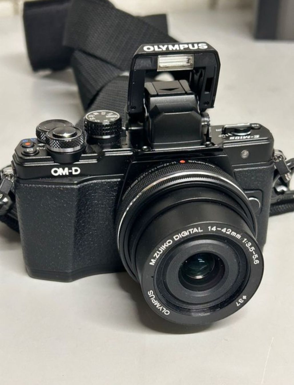 Olympus Fotocamera: Olympus OM-D E-M10 Mark II - Excellent état avec Accessoires – Usato da la tour de peilz venduto da 2funky 2