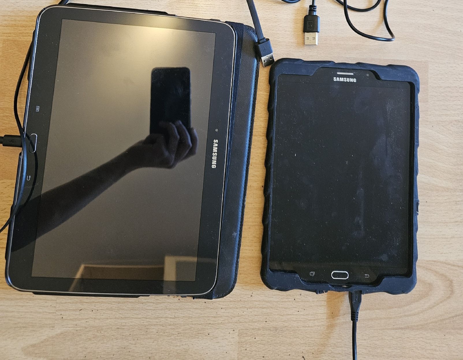 Samsung Tablet PC: Deux tablettes Samsung – Gebraucht aus St-Légier-La Chiésaz von emi_c86b