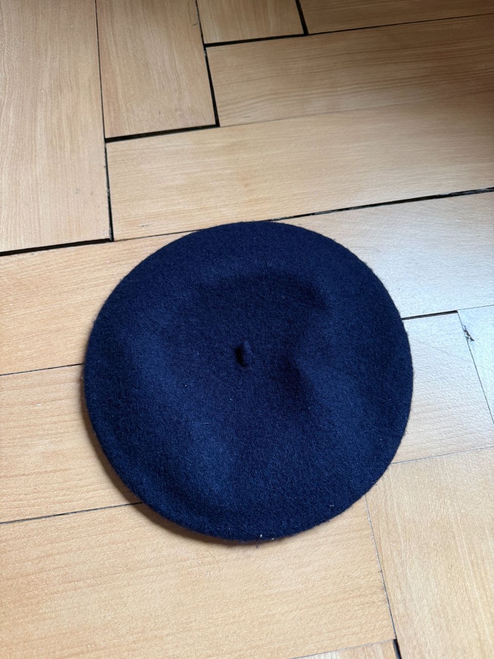 Copricapi, berretti & cappellini: Filz Beret aus dunkelblauer Wolle – Usato da Zürich venduto da Diazaio