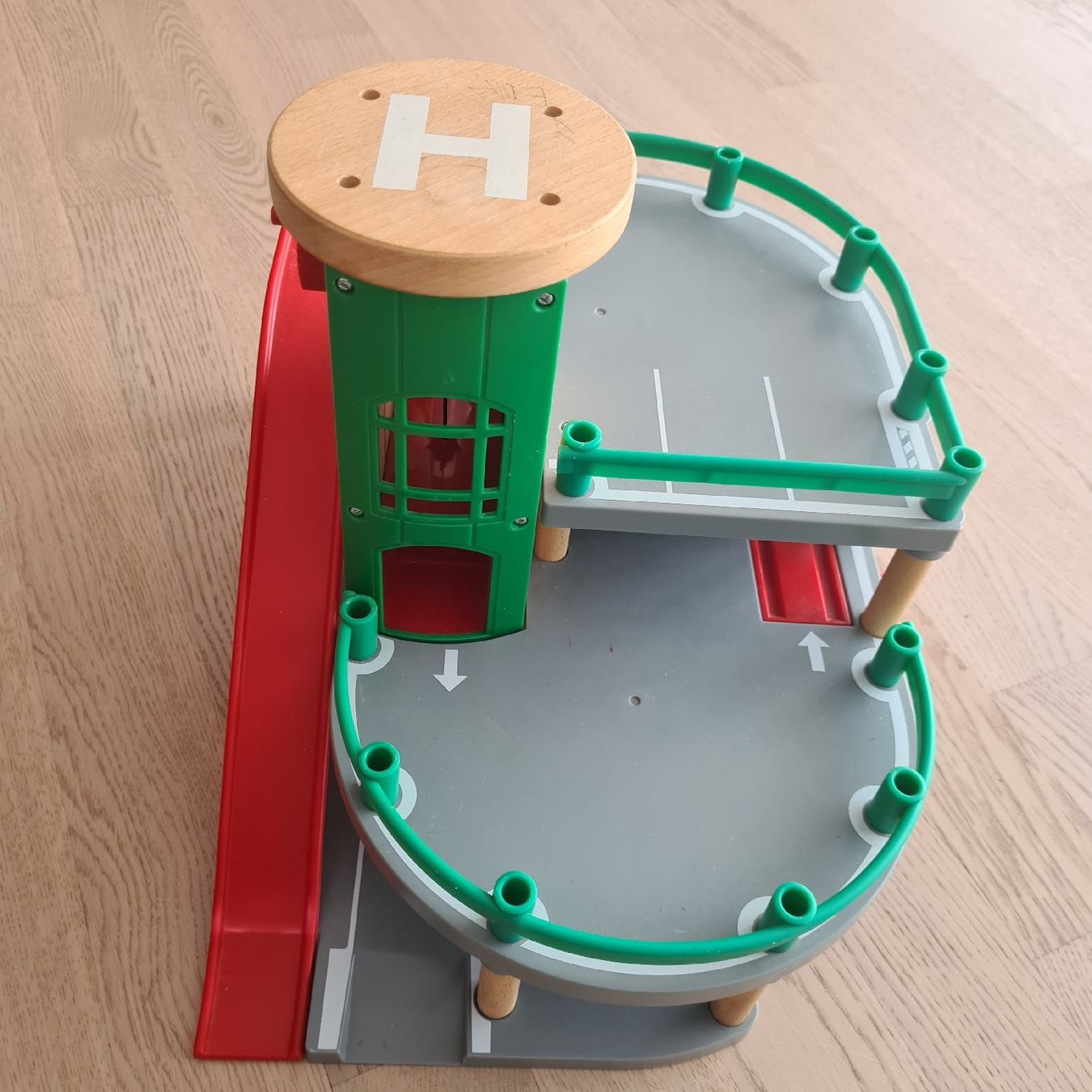 Brio Spielzeuge: BRIO Autogarage – Gebraucht aus Steinen von turbogeiss99 4