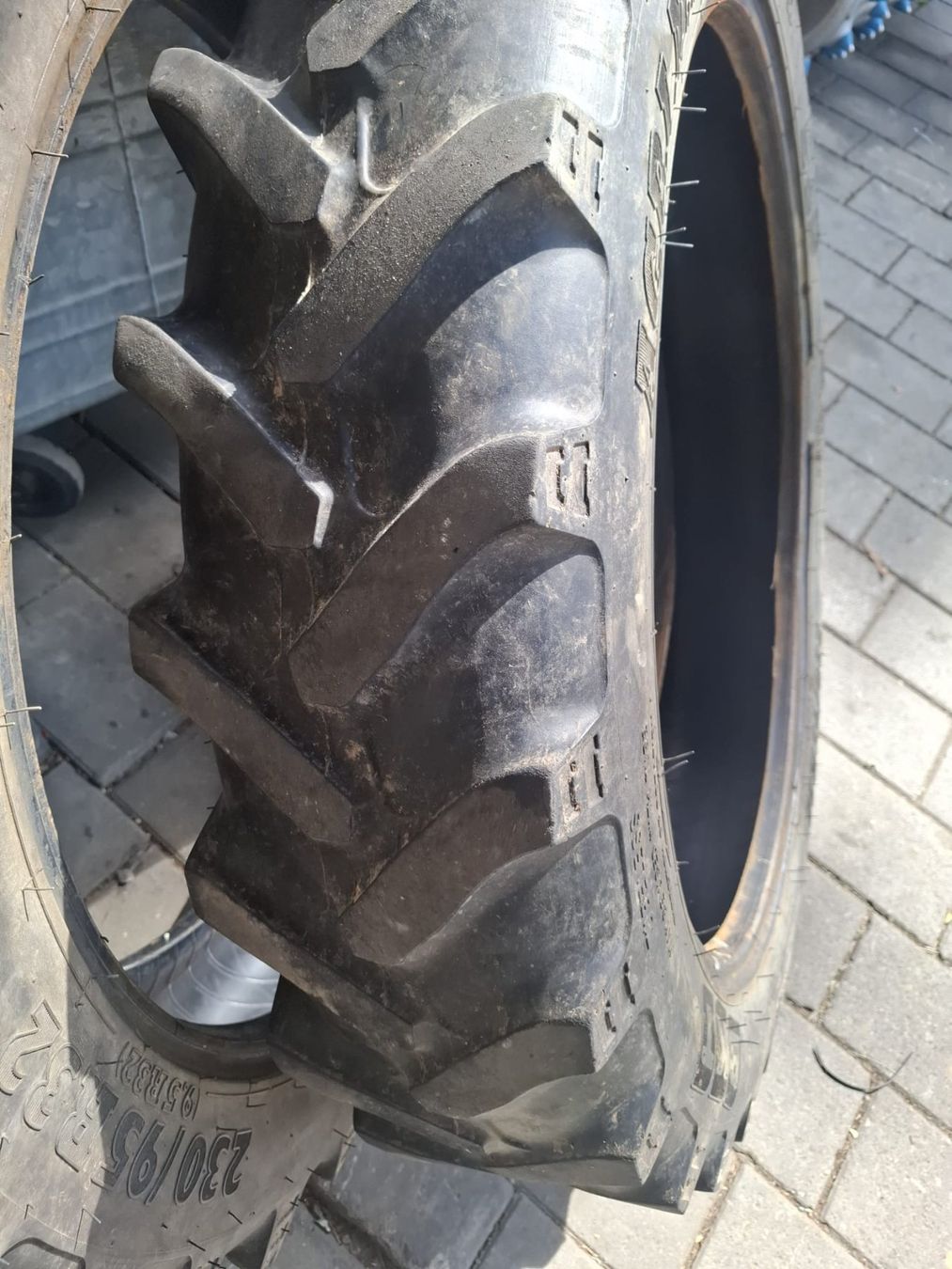 Pneumatici & Ruote complete: Pneu 230/95 R 32 BKT – Usato da Menznau venduto da ernilmag 1