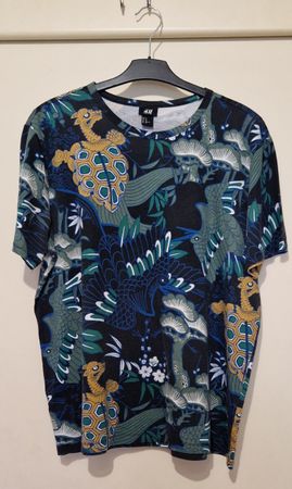 Schwarzes TShirt mit blau-grün-gelb-weissem Phantasyprint