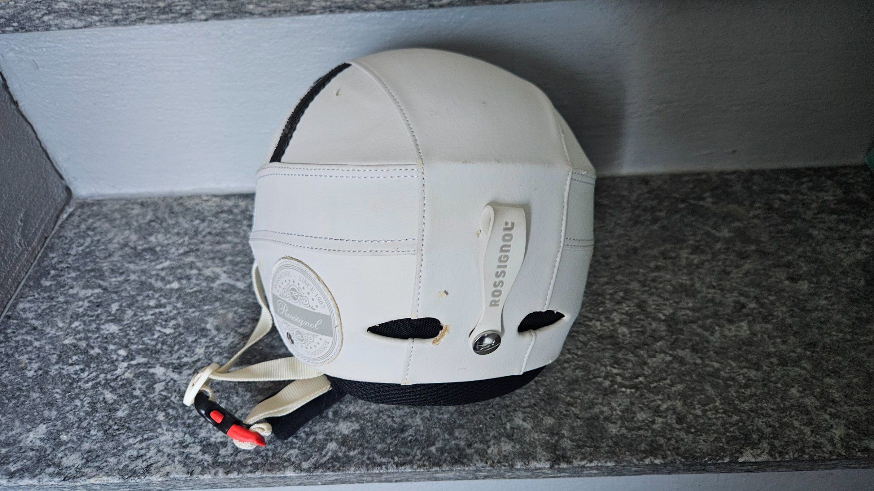Rossignol Caschi: Casco da sci in pelle bianca Rossignol vintage – Usato da Melano venduto da H-Sara 2