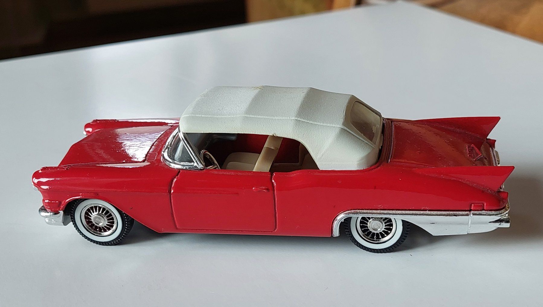 Cadillac Modellini d'auto: Cadillac Eldorado, Biarritz 1957,Rot ,12.5 cm lang ,Solida – Nuovo (secondo la descrizione) da Veltheim AG venduto da fredy_richner 1