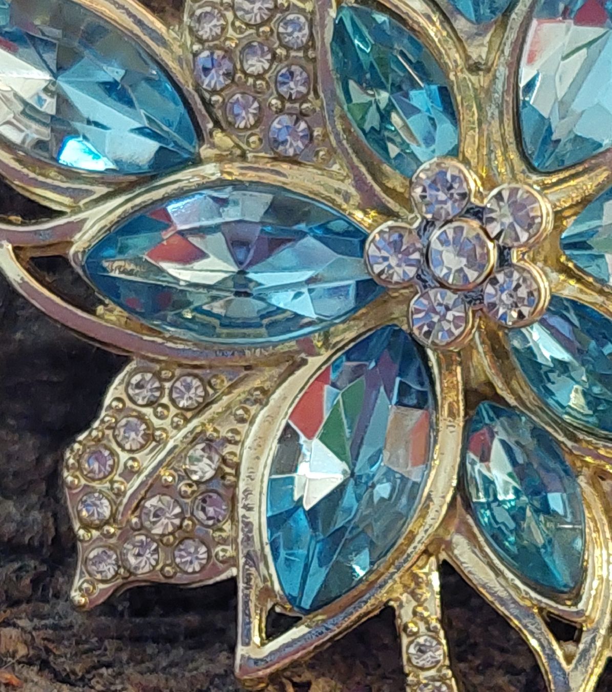 Spille & Fermagli: Hübsche Brosche Blume hellblau mit Strass – Nuovo (secondo la descrizione) da Oberwil BL venduto da Hunajakakku 1