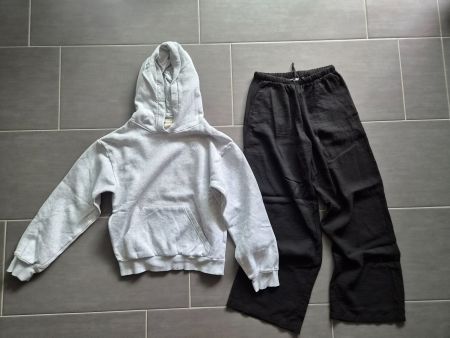 Grauer Hoodie und schwarze Hose Grösse 146/152