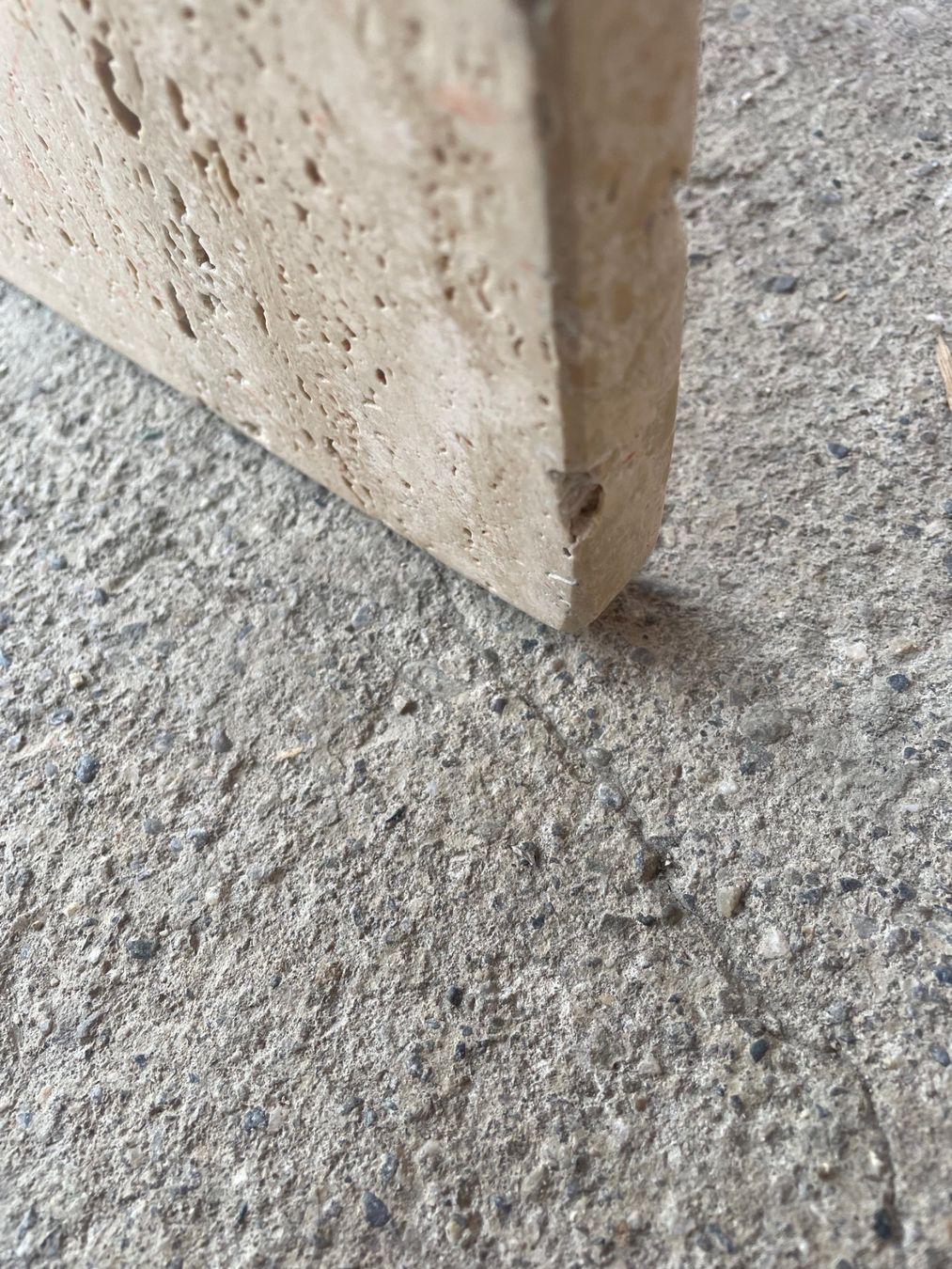 Set di tavolo e panche: Satztische aus Travertin // 3er Set – Usato da Schinznach-Dorf venduto da mix 4