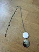 Halskette mit weissem Stein und goldfarbenem Anhänger neu